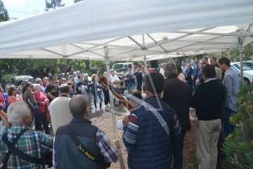 Emotivo acto de descubrimiento de la placa del pasaje que recuerda al periodista Adolfo Santana en Cernícalos (Foto TA)